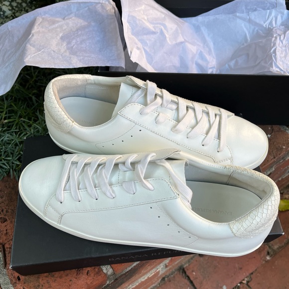 Banana Republic white, casual, leather sneaker in 11M. - Picture 12 of 16